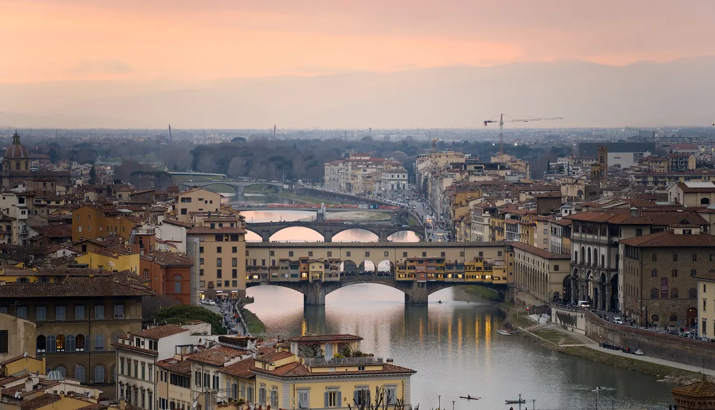 Die Dächer von Florenz und der Ponte Vecchio über dem Arno in der Abenddämmerung, gesehen vom Piazzale Michelangelo