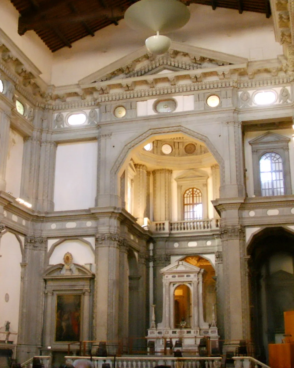 Im Inneren der ehemaligen Kirche Santo Stefano al Ponte im Jahr 2007: hohe graue Steinpilaster, Seitenaltäre mit Giebelaufsätzen und eine Holzdecke