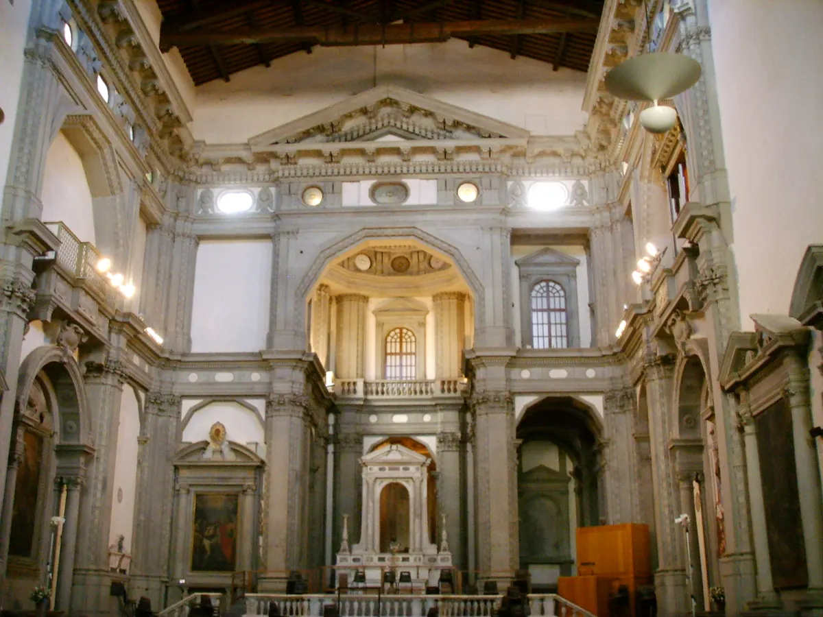 Interiøret i kirken Santo Stefano al Ponte i Firenze i 2007, med høje grå stenpilastre, frontonprydede altre og et træloft